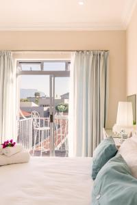 开普敦大西洋海滩别墅酒店的一间卧室设有一张床和一个阳台