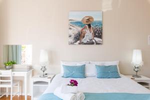开普敦大西洋海滩别墅酒店的一间卧室配有一张壁画床