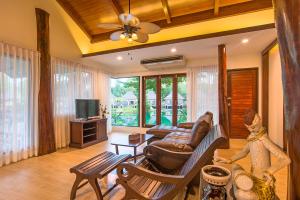 奥南海滩Poonsiri Resort Aonang-SHA Extra Plus的带沙发和电视的客厅
