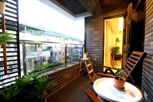 台北Lienmei 月租房的阳台配有桌子和植物窗户。