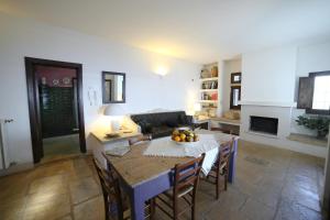 科尔萨诺Il Geco的厨房以及带桌椅的起居室。