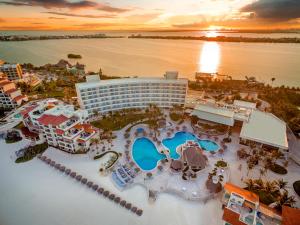 坎昆Grand Park Royal Cancun - All Inclusive的享有带游泳池的度假村的空中景致