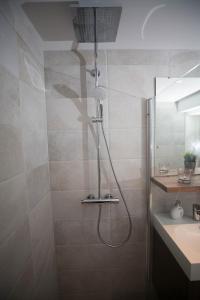 特隆赫姆兰黑姆公寓的带淋浴和盥洗盆的浴室