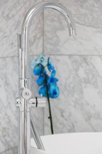 巴黎蒙马特ADM工作室旅馆的浴室水槽设有蓝色花卉图案