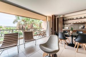 吉亚Herdade dos Salgados的客房设有带椅子和桌子的阳台。