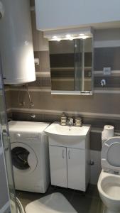 贝尔格莱德WHITE CITY 2的一间带洗衣机和水槽的浴室