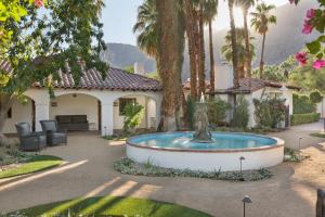 棕榈泉Ingleside Estate Hotel & Bungalows- Adults Only的院子中间有喷泉的房子