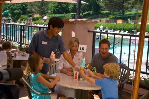 格伦伍德温泉Glenwood Hot Springs Resort的一群坐在桌子上吃冰淇淋的人