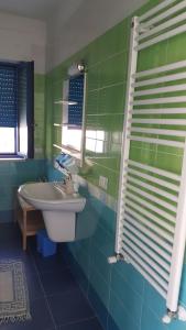 马蒂纳塔Casa Vacanze MARESOLE的绿色浴室设有水槽和镜子