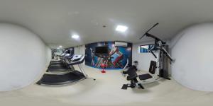 贝伦Rede Andrade Docas的一间健身房,里面设有数台跑步机和跑步机