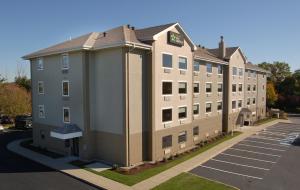 East ProvidenceExtended Stay America Premier Suites - Providence - East Providence的停车场内的大型建筑