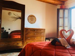 希尼奥布里科德尔加洛住宿加早餐旅馆的一间卧室配有一张床和一面大镜子