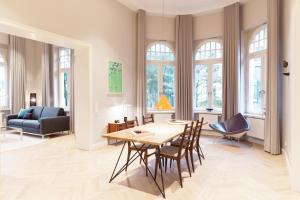 黑灵斯多夫OSTKÜSTE - Villa Staudt Design Apartments的客厅配有桌椅