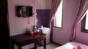 沙美岛可卡维村2@可萨梅特经济型酒店的一间卧室配有书桌和盥洗盆。