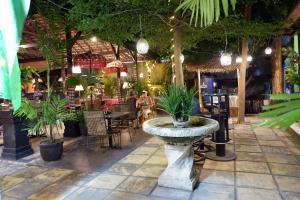 塞米亚克水明漾帕达迪索酒店的植物间中间有喷泉的餐厅