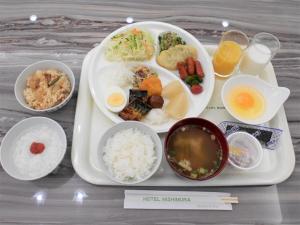 富士市西村酒店的包括米饭、鸡蛋和饮料的食品托盘