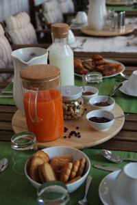 巴勒莫格里多诺住宿加早餐旅馆的桌子上放着食物和一罐蜂蜜