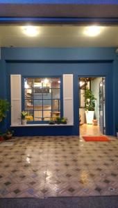花莲市艾莉恩民宿 的一间拥有蓝色墙壁和地板的客房