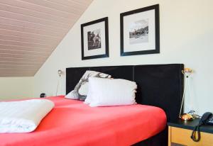 黑里绍兰德桑蒂斯海利桑酒店的一间卧室配有红色的床和2个白色枕头