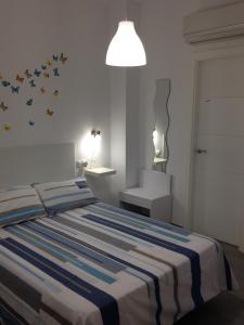 隆达Apartamento Almendra BAJO的一间卧室配有一张带蓝色和白色棉被的床