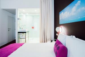 布鲁塞尔Smartflats - Pacific Brussels的一间带大床的卧室和一间浴室
