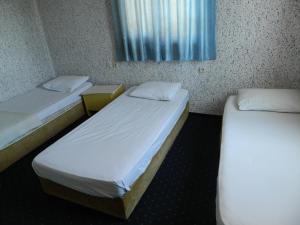 安塔利亚Sunrise Hotel的小型客房 - 带2张床和窗户