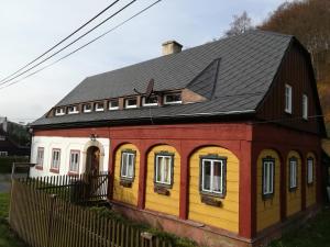 赫日布斯卡Apartmán 141的黑色屋顶的红色和黄色房子