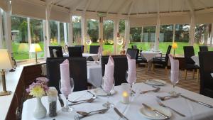 布里奇沃特苹果树酒店的一张为婚礼准备的桌子,上面有粉红色的餐巾纸