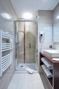 Bouaye爱埃伯特 - 基里亚德酒店的带淋浴和盥洗盆的浴室