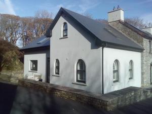 恩尼斯泰蒙SunnySide-Cottage的黑色屋顶的白色房子