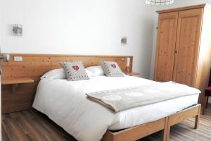 平佐洛萨尔瓦泰拉阿菲塔卡梅拉旅馆的一间卧室配有带白色床单和枕头的床。