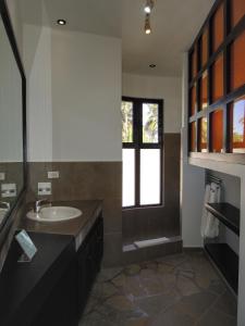 喀巴里特埃尔玛格尼菲科公寓式酒店的一间带水槽和窗户的浴室