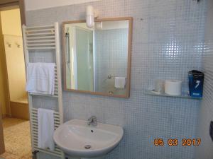 圣安杰洛城Hotel Mazzocchetti的一间带水槽和镜子的浴室