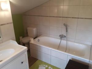 Gesves布里昂萨特乡村民宿的带浴缸、卫生间和盥洗盆的浴室