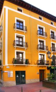 巴尔巴斯特罗Laila Home的黄色的建筑,旁边设有阳台
