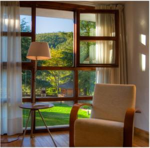 拉斯梅斯塔斯乌尔德斯雷亚勒斯酒店的客厅设有窗户、椅子和桌子