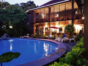 沙努尔沙努尔阿贡酒店的房屋前的游泳池