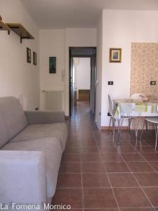 Mornico Losanalaforneriamornico的客厅配有沙发和桌子