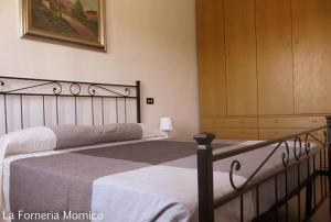 Mornico Losanalaforneriamornico的一间带两张床和梳妆台的卧室