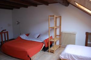 拉瓦罗内Rosa dei venti的一间卧室设有一张床和一个书架