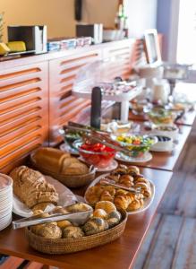 布达佩斯格兰德朱尔斯 - 船屋的包括各种面包和糕点的自助餐
