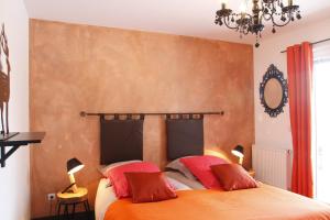 MontenoisChambres d'hôtes Souffle Nature的一间卧室配有一张带两个红色枕头的床