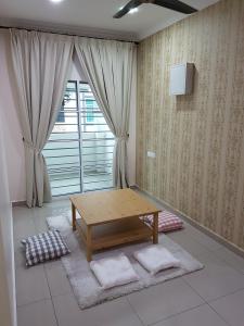 实兆远Sitiawan Homestay Entire Semi D home的客厅配有木桌和窗户。