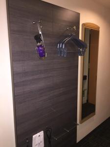 福冈福冈运河城华盛顿酒店的浴室设有淋浴、灯和镜子