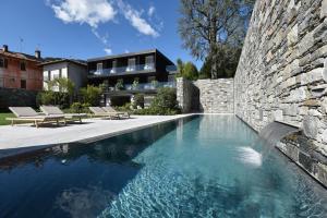 佩拉Casa Fantini - Lake Time的一座房子,设有游泳池,毗邻石墙