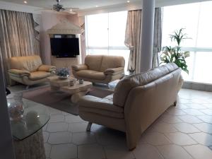 马盖特Boulevard 501的客厅配有沙发、椅子和电视
