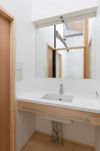 京都奔腾公寓 的一间带水槽和镜子的浴室