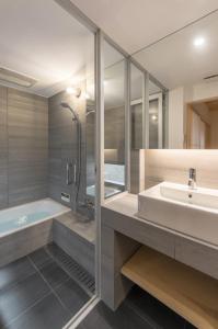 京都奔腾公寓 的带浴缸、水槽和淋浴的浴室