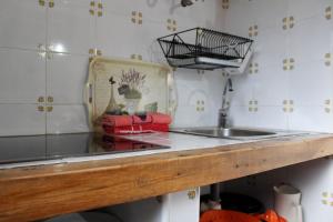 奥萨德蒙铁尔Casas Rurales el Palomar的厨房配有水槽和台面