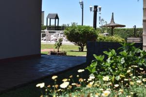 科隆Amancay del Urugua-i的一个带凉亭和鲜花的花园